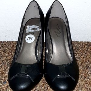 Madeleine Black Pumps